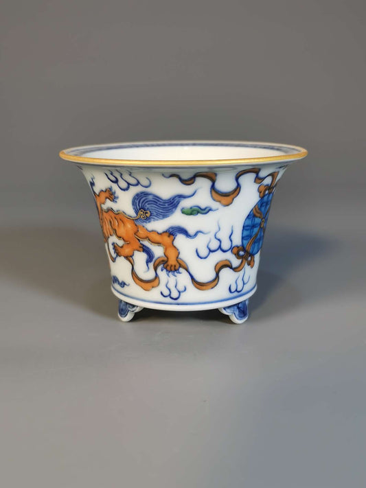 Handmade replica of Ming Dynasty-style blue-and-white Doucai gilt lion pattern flowerpot