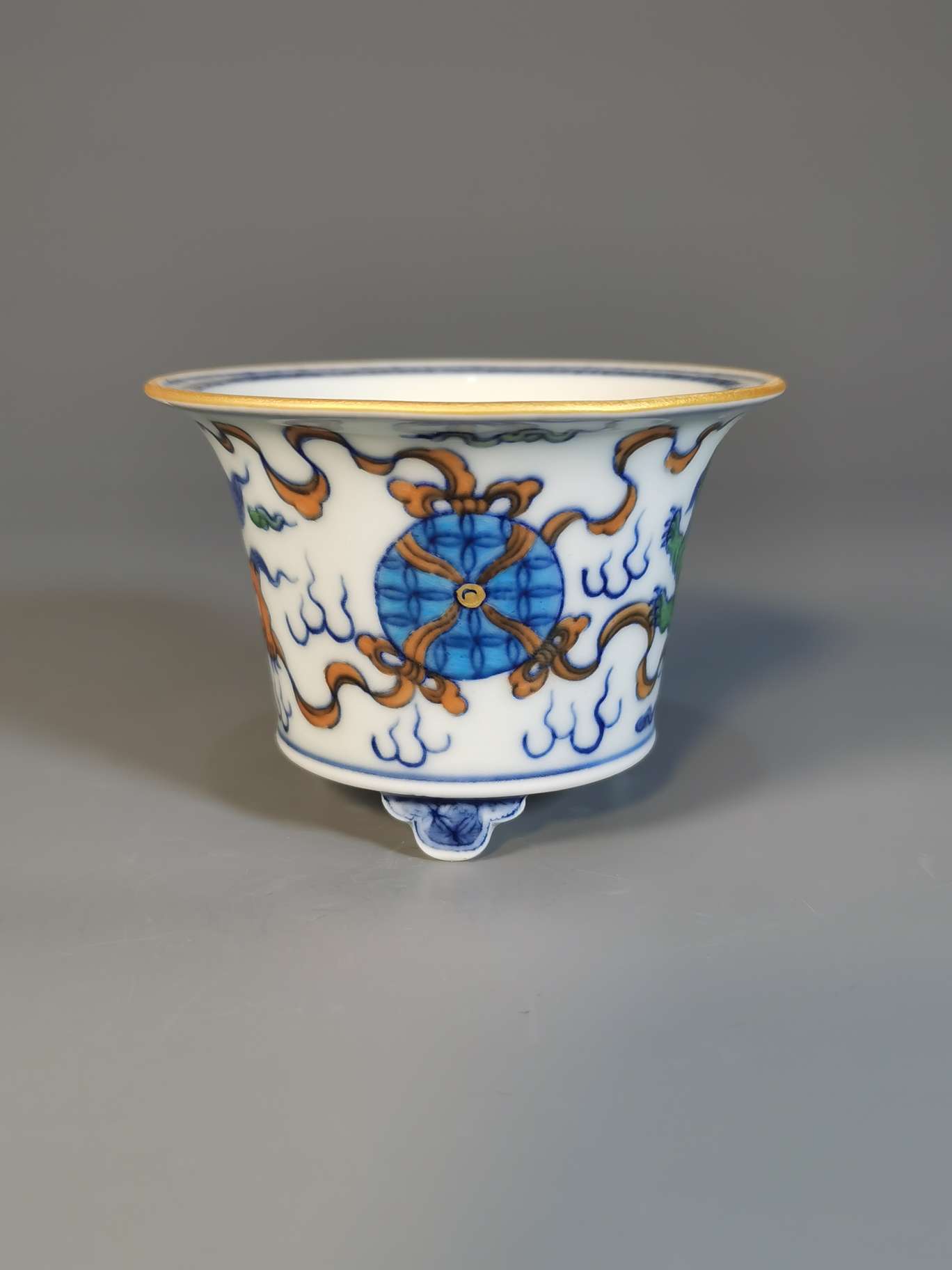 Handmade replica of Ming Dynasty-style blue-and-white Doucai gilt lion pattern flowerpot