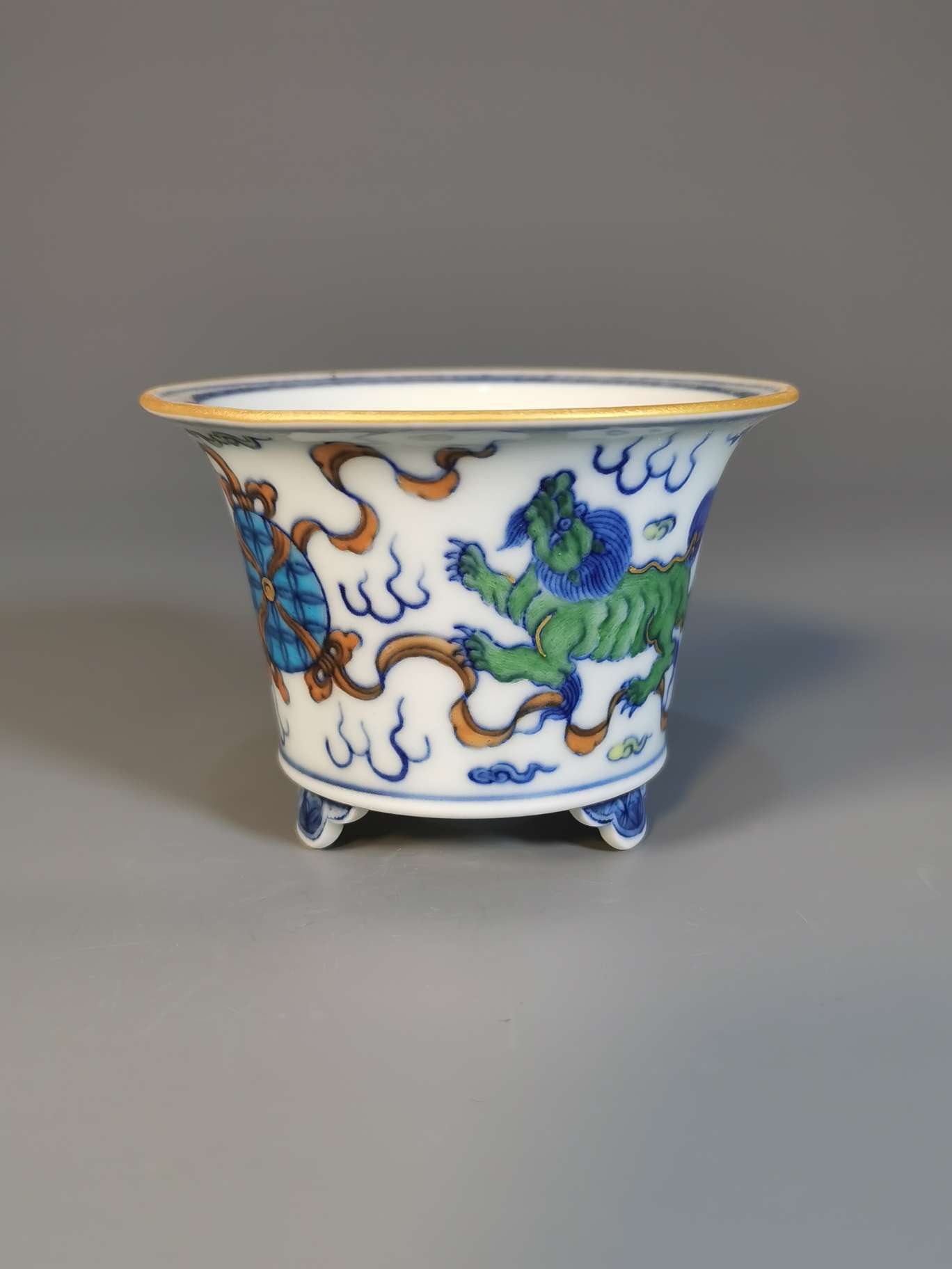 Handmade replica of Ming Dynasty-style blue-and-white Doucai gilt lion pattern flowerpot