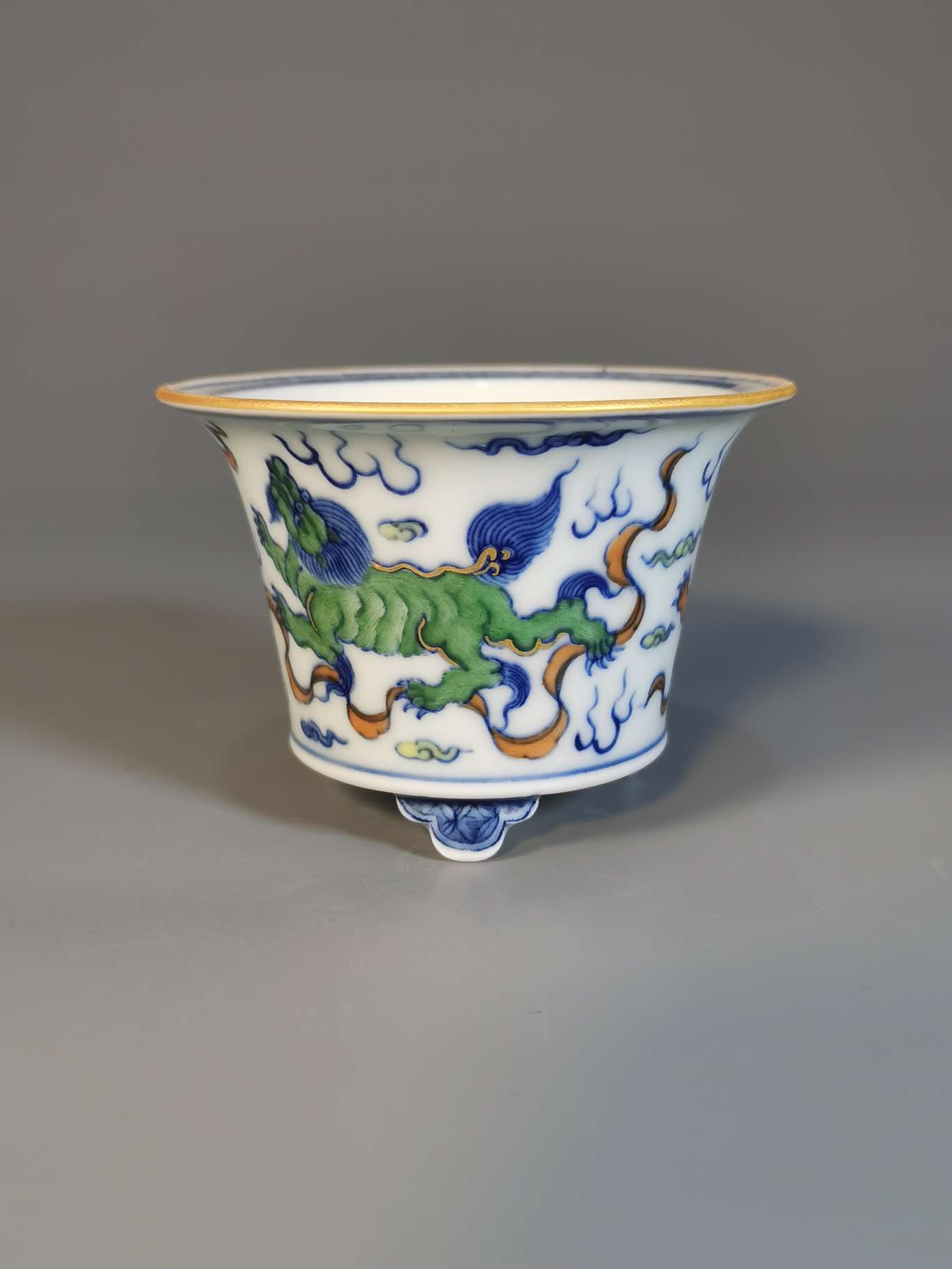 Handmade replica of Ming Dynasty-style blue-and-white Doucai gilt lion pattern flowerpot