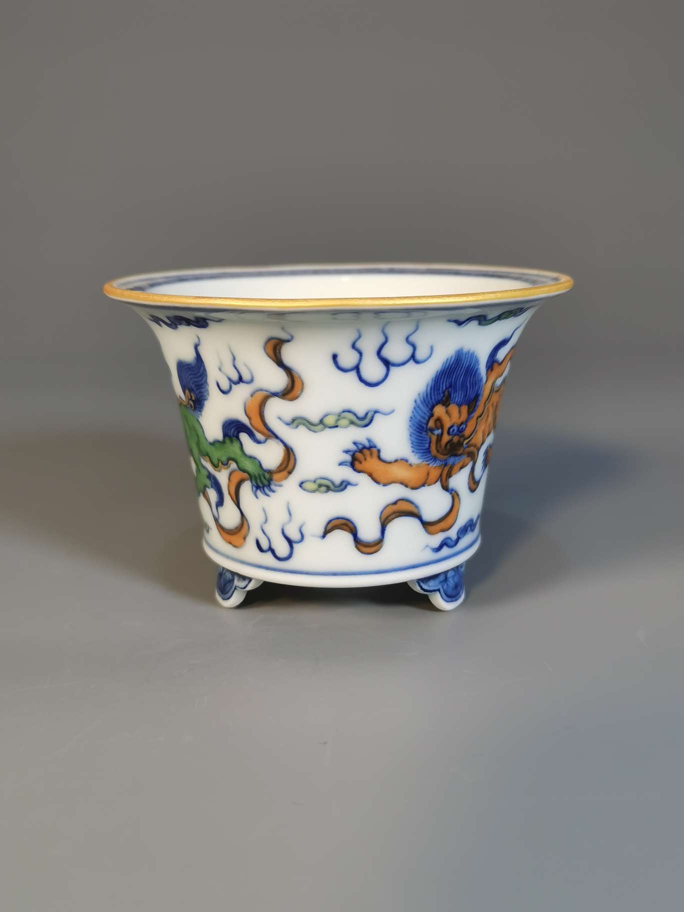 Handmade replica of Ming Dynasty-style blue-and-white Doucai gilt lion pattern flowerpot