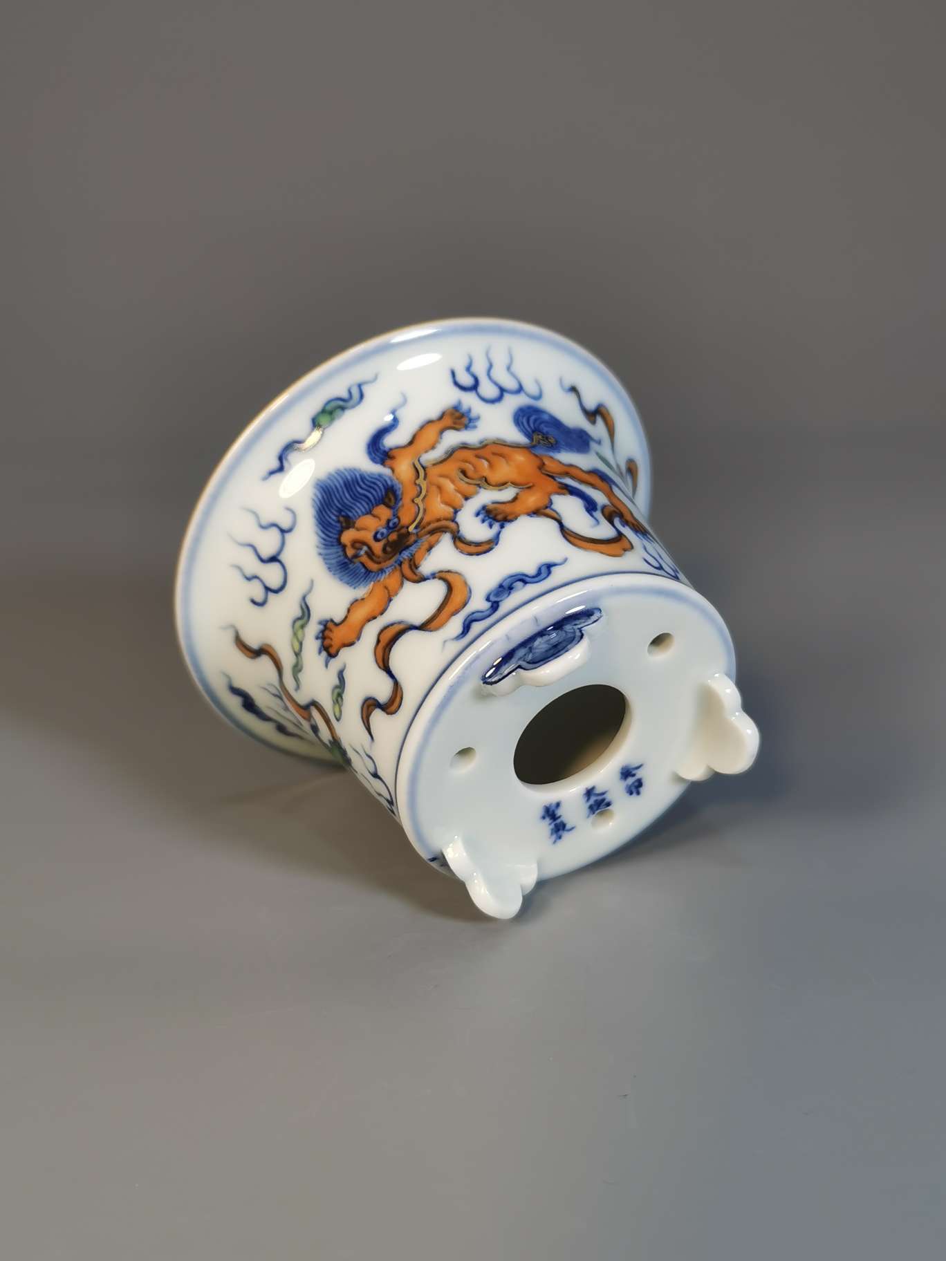 Handmade replica of Ming Dynasty-style blue-and-white Doucai gilt lion pattern flowerpot